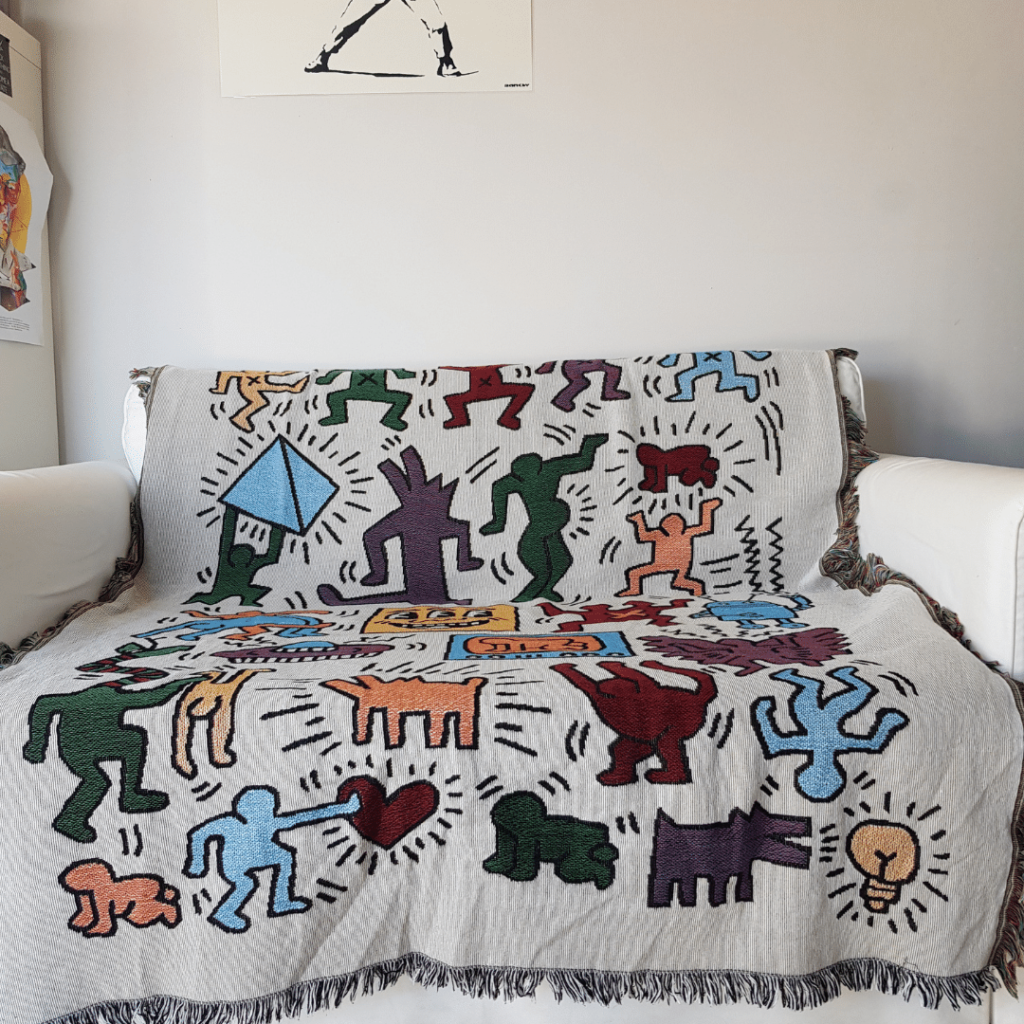 keith haring throw picture in sofa